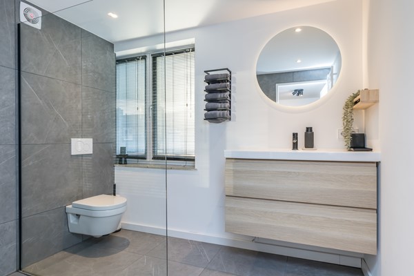 Foto - Te koop: Instapklare gemoderniseerde geschakelde 2 onder 1 kap woning met aanbouw, 3 slaapkamers, garage en een tuin in Voerendaal